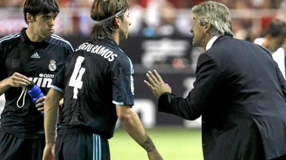Manuel Pellegrini da instrucciones a Kaká y Sergio Ramos en Sevilla.