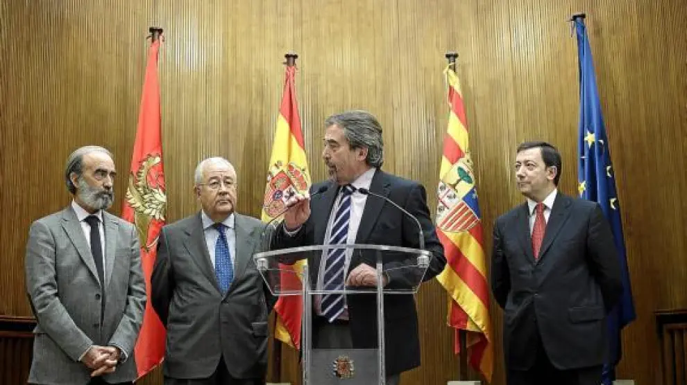 Fernando Elboj, José Ángel Biel, Juan Alberto Belloch y Enrique Vilarroya, en la rueda de prensa.