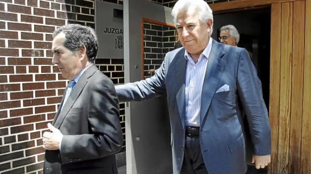 Arturo Beltrán, a la derecha, con su abogado Manuel Catalán en la declaración de julio