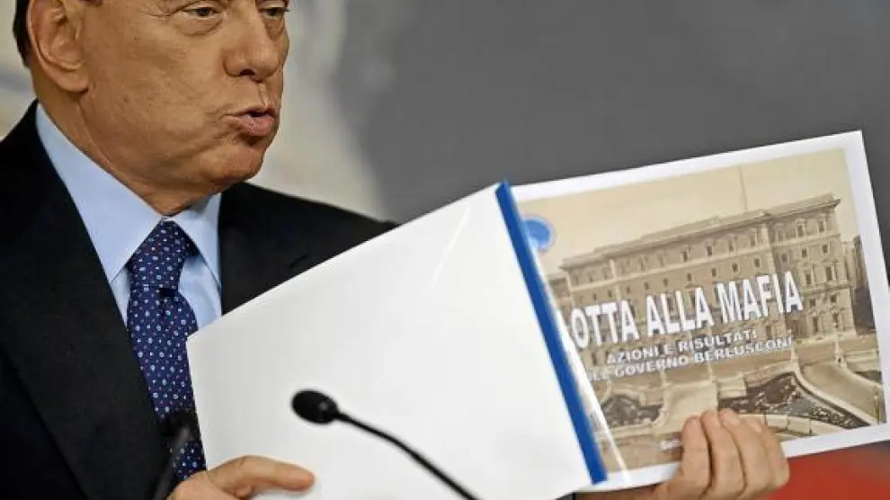 Berlusconi muestra el libro 'La lucha contra la mafia' en una rueda de prensa en Roma