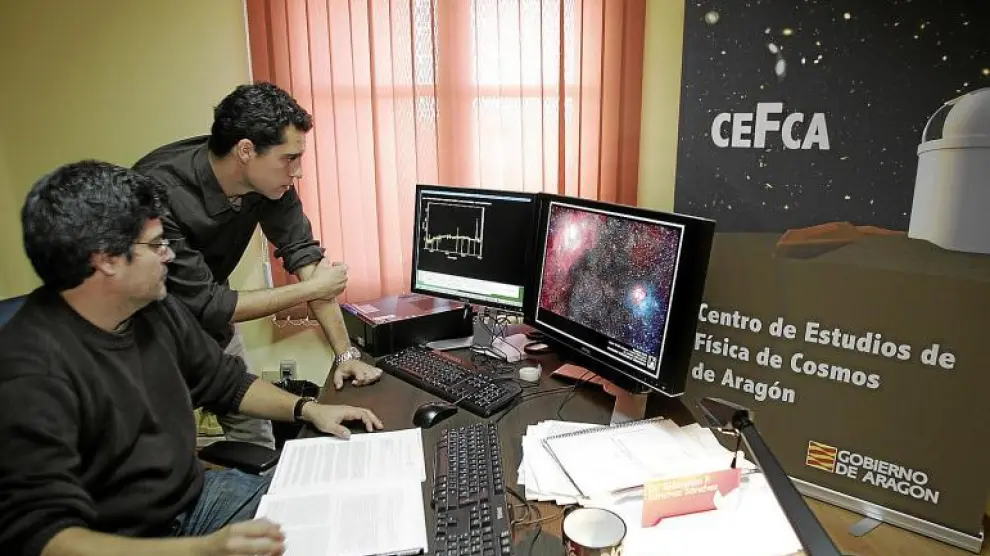 Sebastián Sánchez y Javier Cenarro. Ambos analizan datos obtenidos en Javalambre.