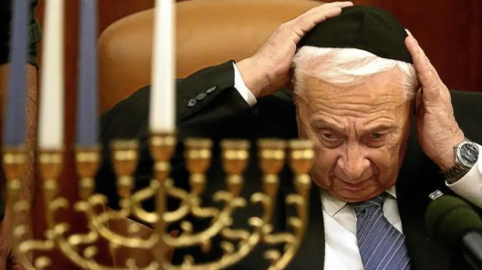 Ariel Sharon durante la festividad judía del Hanukkah, el 27 de diciembre de 2005.
