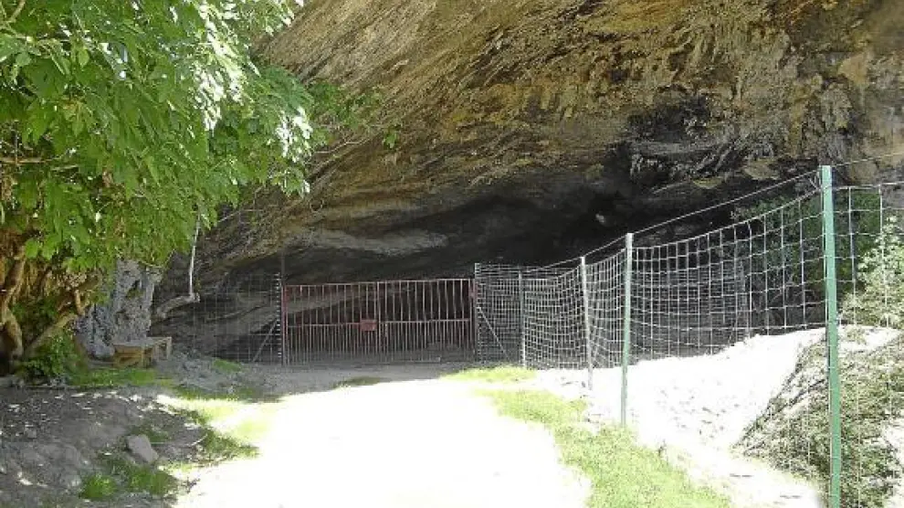 Imagen de la cueva y del vallado que actualmente la protege.