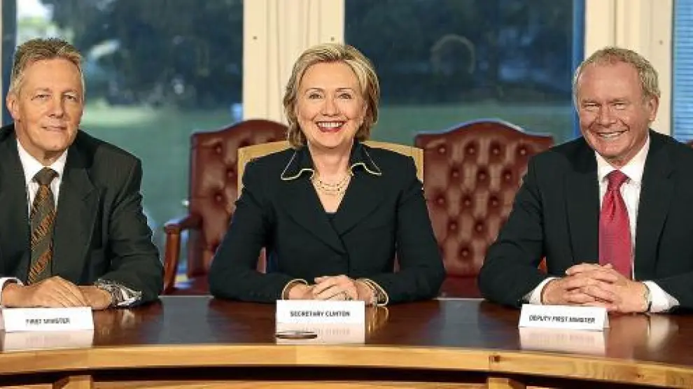 Hillary Clinton posa entre el primer ministro norirlandés y el viceprimerministro en Belfast.
