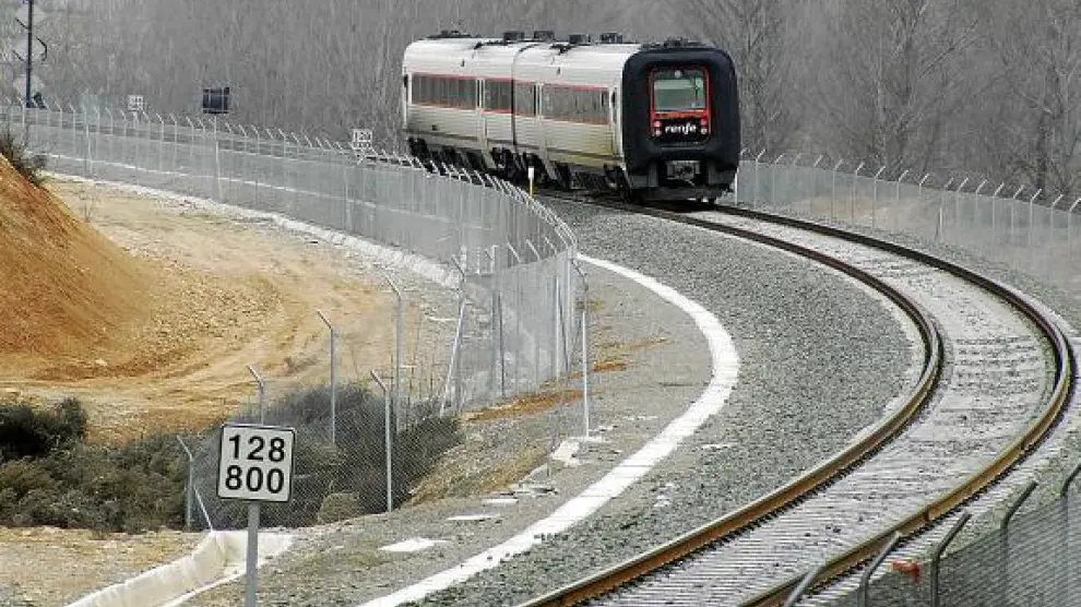 Un TRD circula por la vía de Teruel, que se electrificará hasta Zaragoza para alcanzar los 200 km/h.