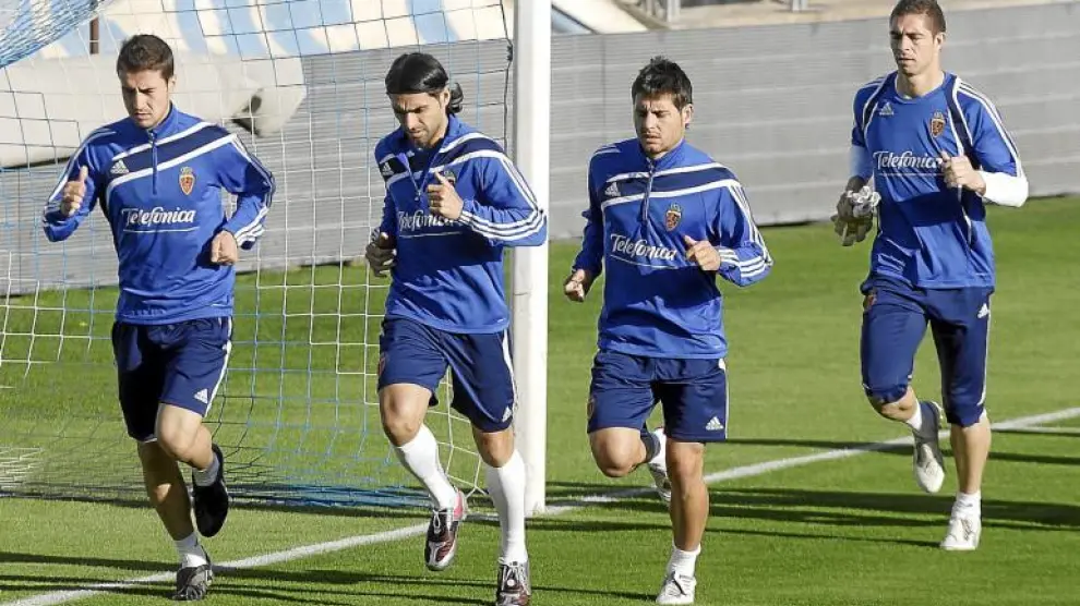 Gabi, Ayala, Paredes y Carrizo trotan en uno de los entrenamientos del Real Zaragoza.