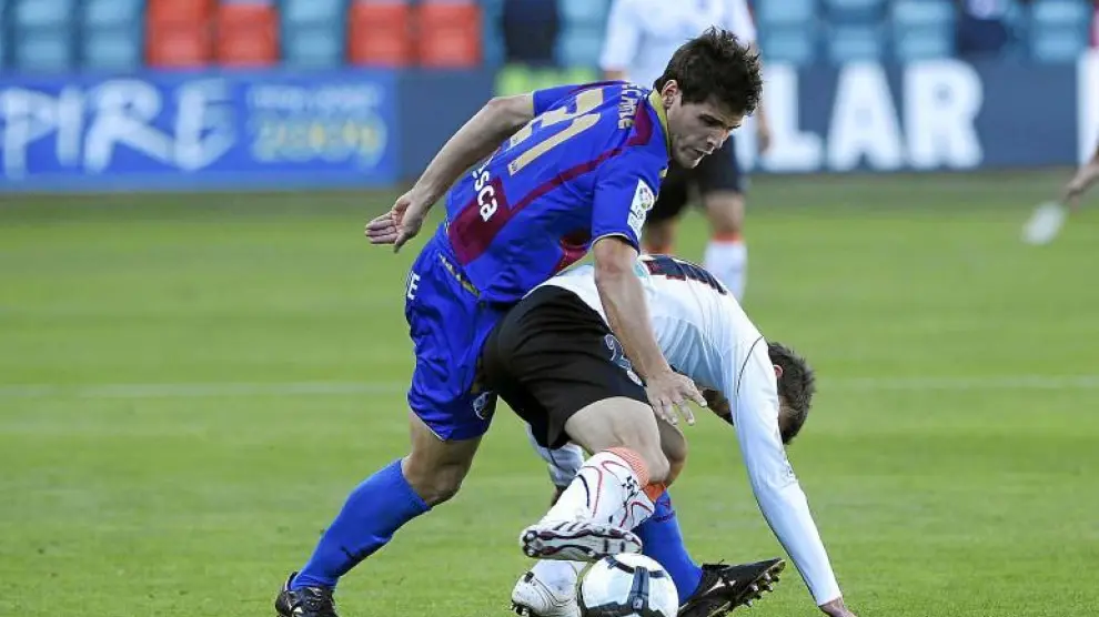 El jugador del Huesca Echaide trata de arrebatarle el balón a un rival, en el choque disputado ayer en el Helmántico