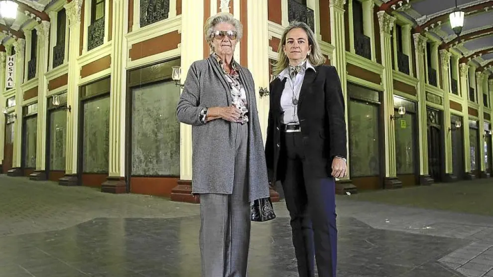 Blanca Marín (derecha), junto a su madre, Blanca García Hegardt