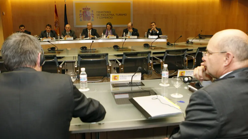 El presidente de General Motors España, Romuald Ritwinski (dcha), durante la reunión entre sindicatos y representantes de Magna, con la participación de miembros del Gobierno de Aragón y presidida por el ministro de Industria, Miguel Sebastián