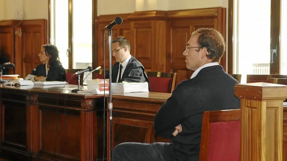 Ricardo Alcón, ayer en el juicio en la Audiencia Provincial, en primer término. Al fondo, su abogado y la fiscal.