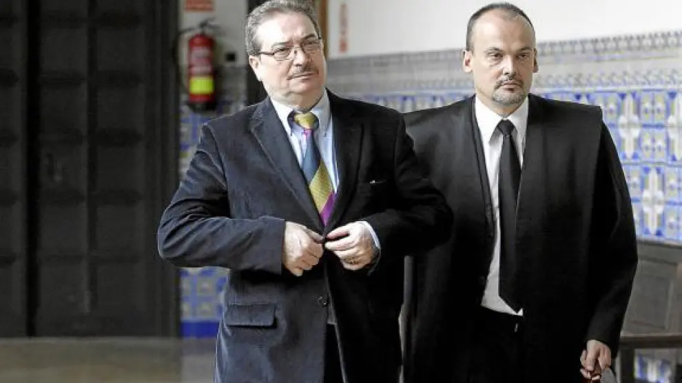 El procesado, a la izquierda, junto a su abogado, momentos antes de iniciarse el juicio en la Audiencia.