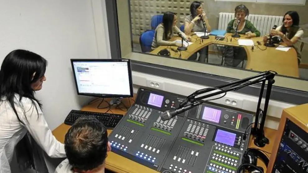 Un grupo de alumnos durante una clase en el recién estrenado estudio de radio.