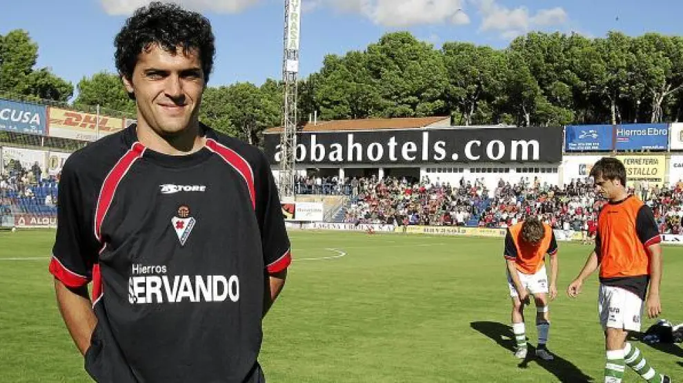 Carmelo, en una imagen capturada el pasado curso en El Alcoraz cuando defendía la camiseta del Éibar.