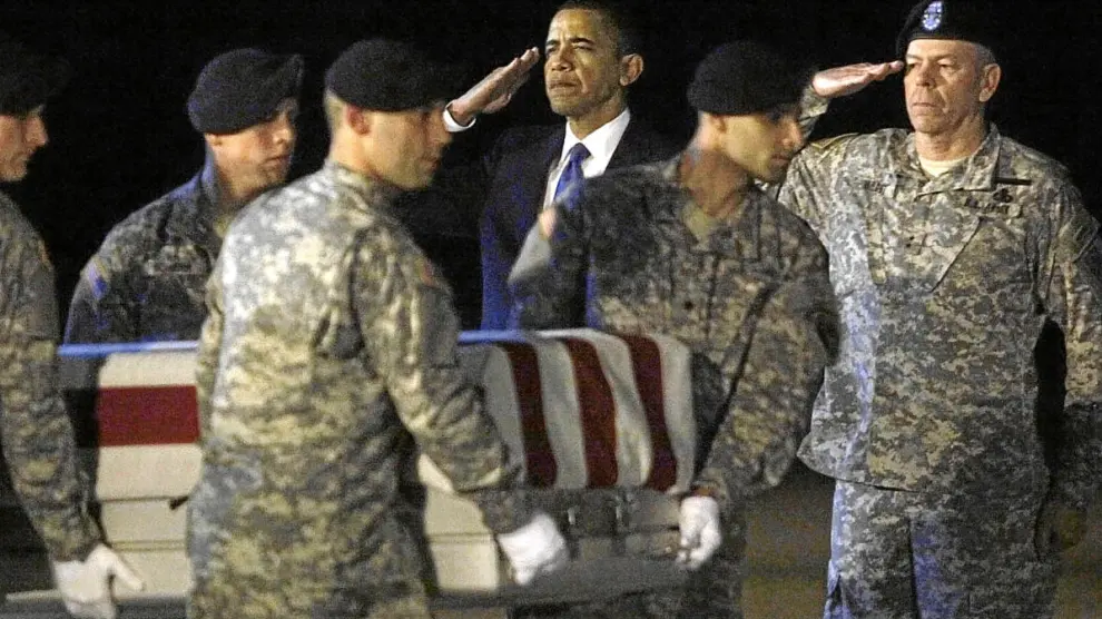 Obama, ante el paso del ataúd con los restos del sargento Griffin, ayer en la base de Dover.
