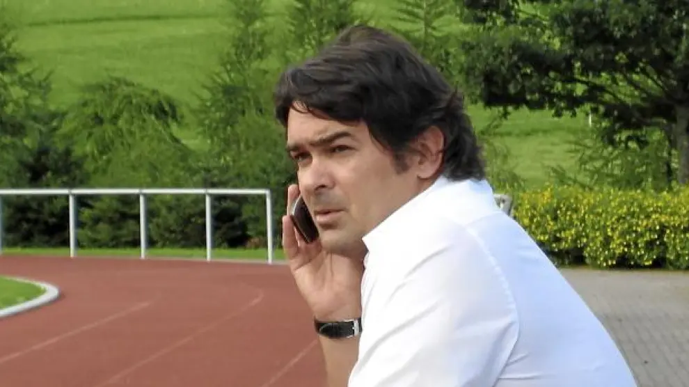 Gerhard Poschner habla por teléfono mientras observa uno de los entrenamientos del Real Zaragoza.