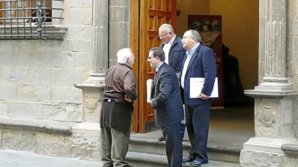 Un vecino saluda a Enrique Villarroya, José María Abarca y Juan David Vila a la salida de la comisión.