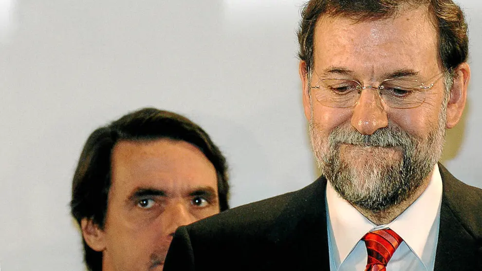 Mariano Rajoy y José María Aznar, durante una comparecencia ante los medios de comunicación en marzo de 2006.