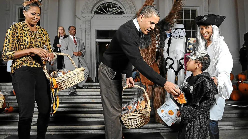 La familia Obama recibió a los niños por Halloween.