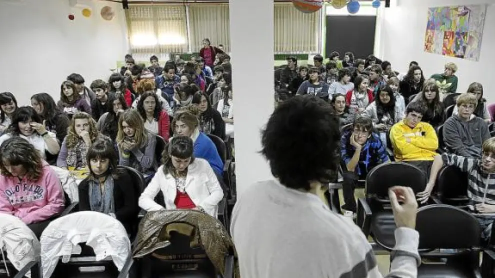 Coloquio sobre la película 'La clase' en el salón de actos del instituto Benjamín Jarnés de Fuentes.