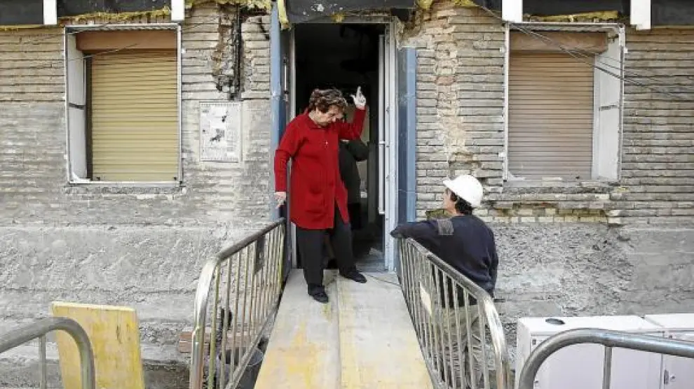 Francisca Goñi sale de su casa por una zona que aún está sin reformar.