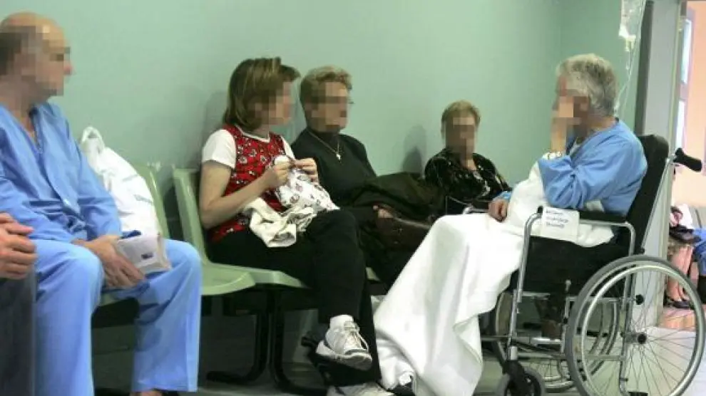Algunos pacientes permanecían ayer a la espera de una cama en los pasillos de urgencias.