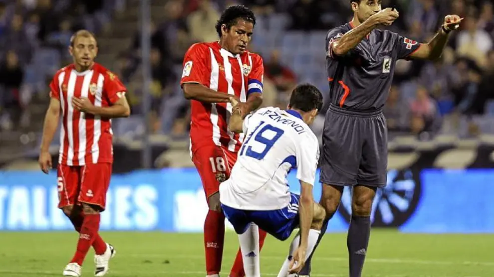 Momento en el que Arizmendi cayó lesionado el domingo pasado. Acasiete le ayuda a levantarse y el árbitro pide la entrada de la camilla.