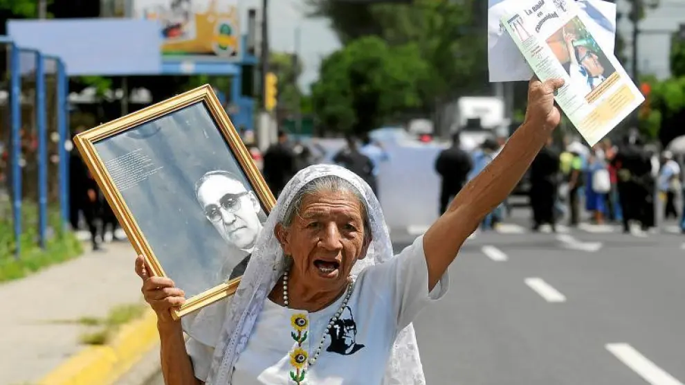 Una mujer lleva una fotografía del religioso Óscar Arnulfo Romero en una manifestación en San Salvador, el 29 de octubre pasado.