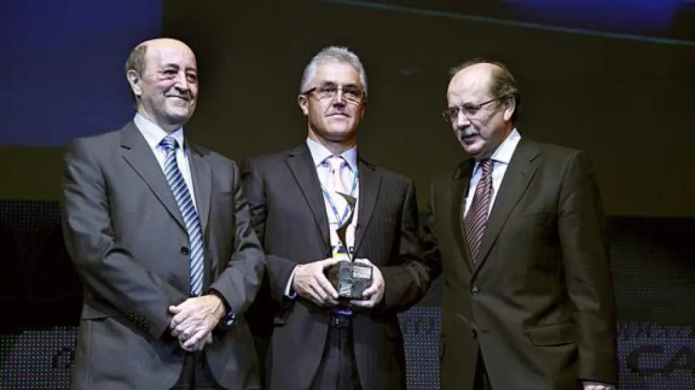 Joaquín Valen (centro) con Antonio Gasión, gerente del IAF (dcha.) y Antonio Vázquez, Fydesa.
