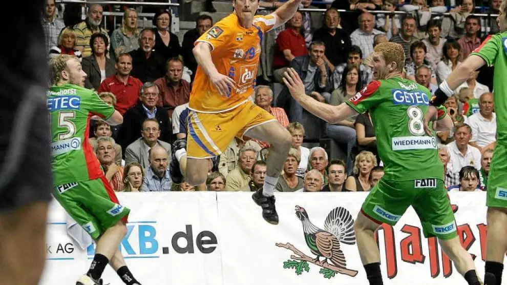Imagen para la historia: Mariano Ortega vuela sobre Karol Bielecki en el Bordelandhalle de Magdeburgo en la final de 2007.