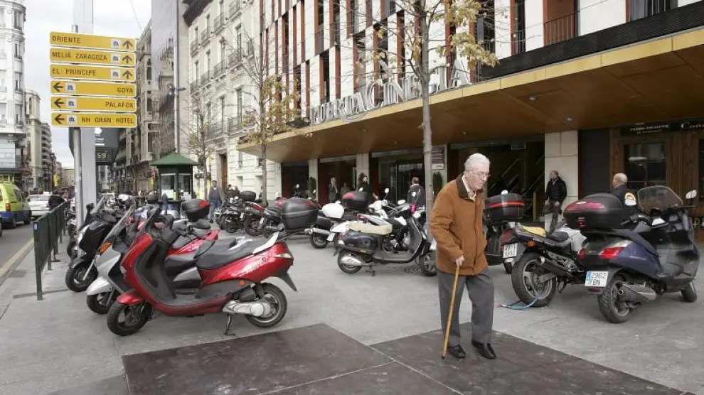Con la prohibición de aparcar motos en todo paseo de la Indepencia, los vehículos estacionados se acumulan en Puerta Cinegia.