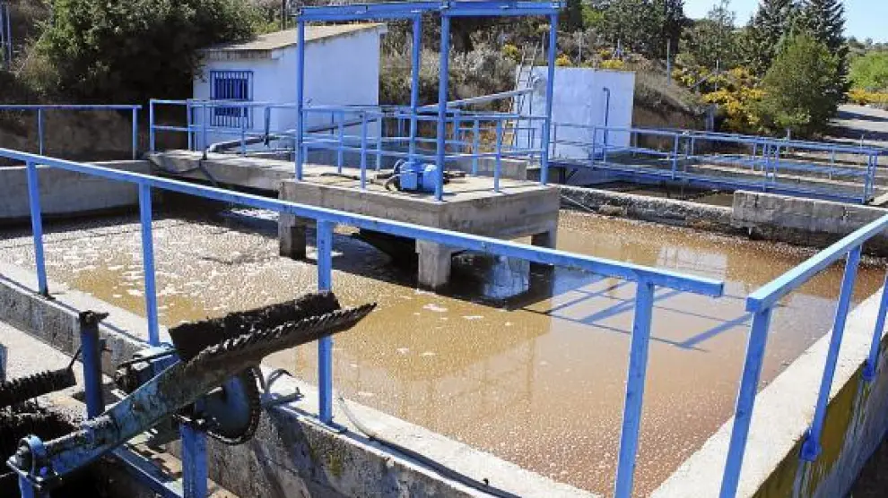 La depuradora de aguas de Alcañiz vierte agua mal tratada al monte y campos de cultivo