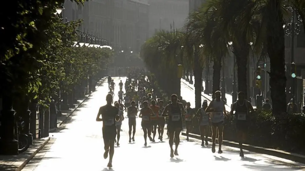 El circuito del maratón es céntrico y rápido. En la imagen, atletas a su paso por la calle Conde Aranda en la edición de 2008