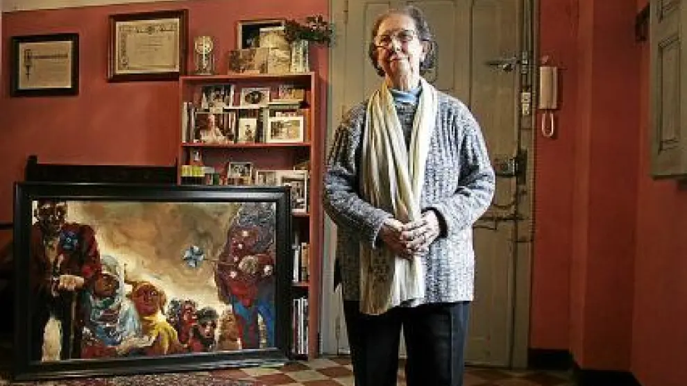 Pilar Burges en una imagen de 2006 y Joaquina Zamora en su estudio, en 1918, junto a su obra 'Coloquio baturro'.