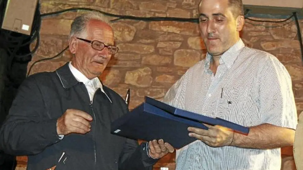 Leminyana (izquierda), con el alcalde de Roda en junio de 2008, cuando fue homenajeado por la Ribagorza