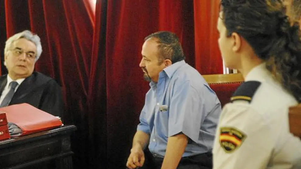 Tomás Ejea, a la derecha, durante la celebración del juicio habla con su abogado, Enrique Trebolle