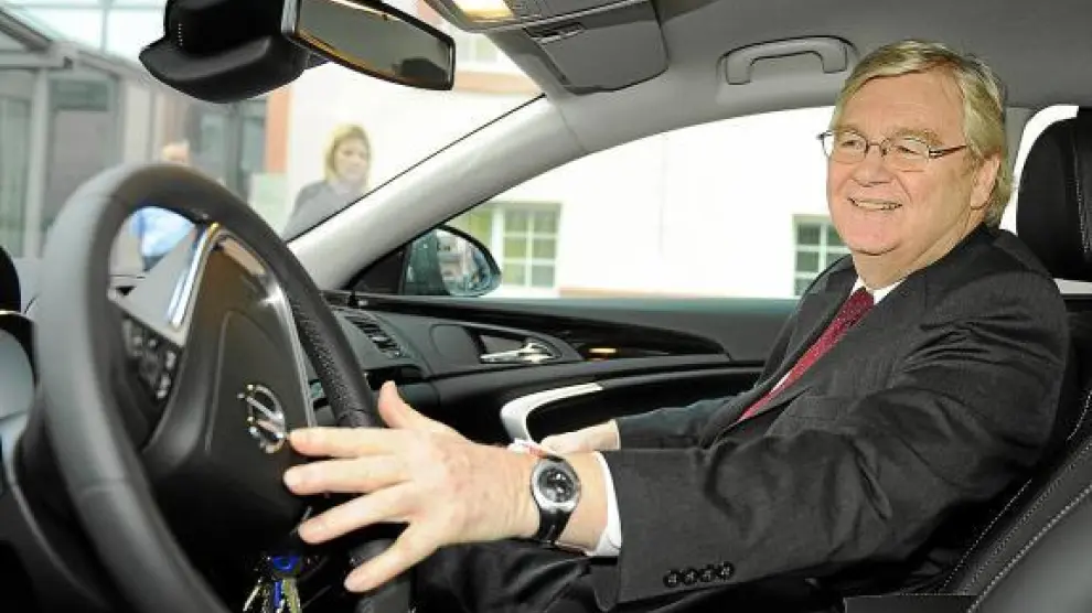 Nick Reilly, presidente de GM Europa, en un Opel Insignia, ayer en Mainz (Alemania).
