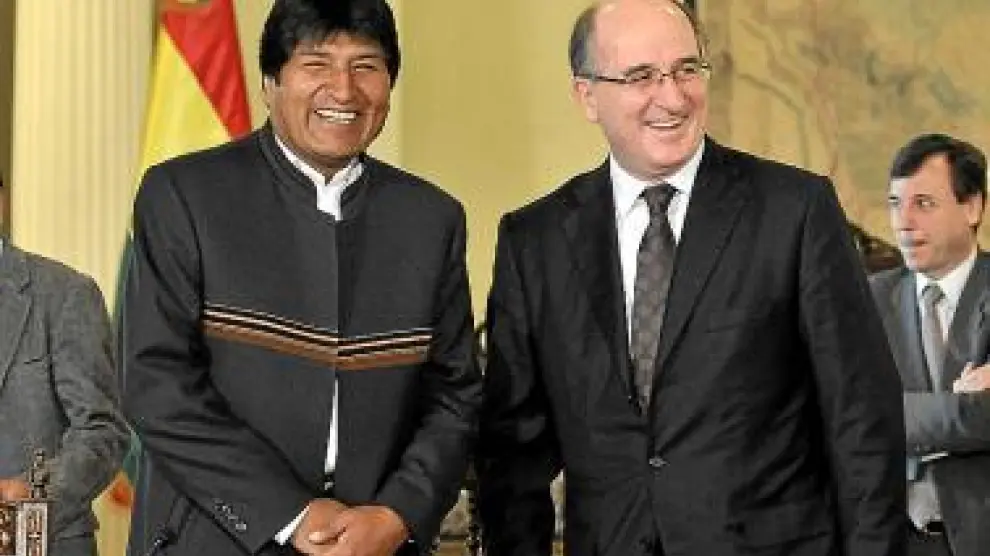 Evo Morales y Antonio Brufau, ayer en La Paz.