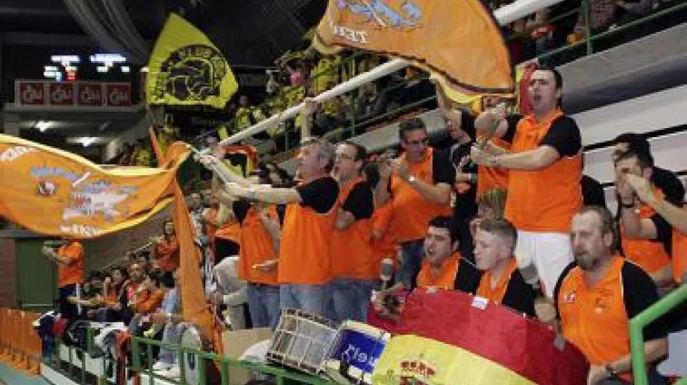 La Marea Naranja y el Klub Kibica, de amarillo y negro.