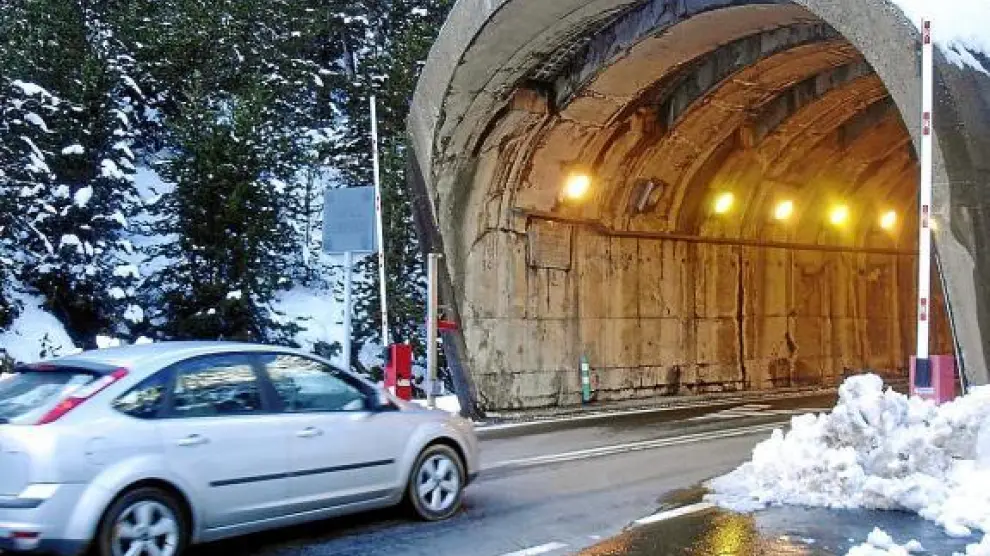Imagen de archivo de un vehículo accediendo al túnel de Bielsa por la vertiente española.
