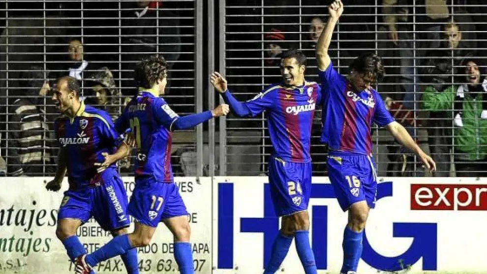 Los jugadores del Huesca celebran el tanto, ayer en el Stadium Gal.