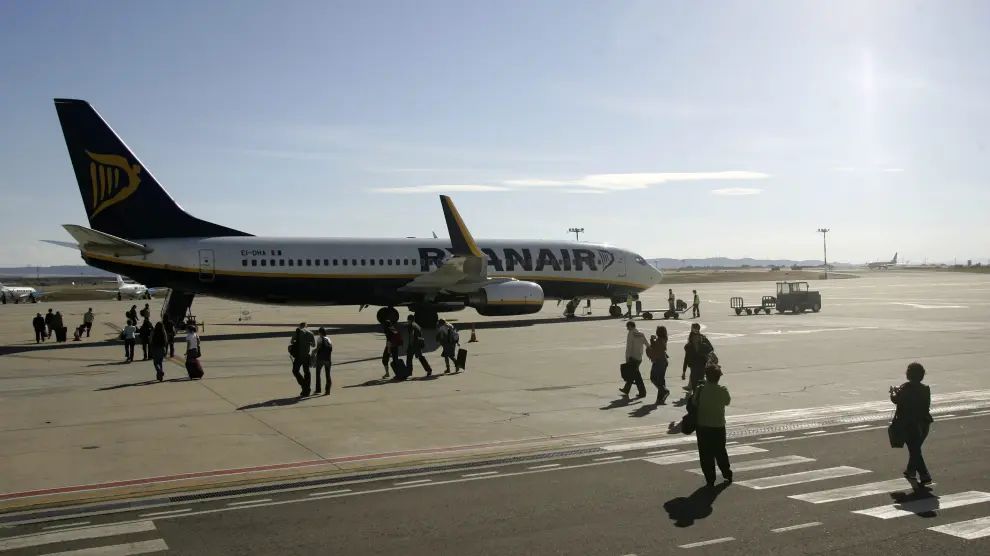 Un grupo de pasajeros se desplaza a pie a un vuelo Zaragoza-Bérgamo de Ryanair.