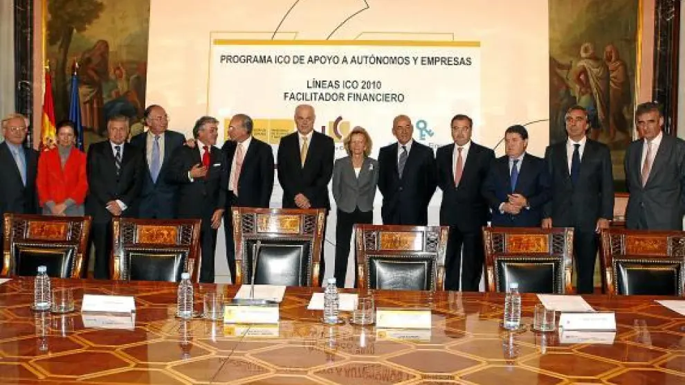 Foto de los responsables de las entidades financieras con la ministra Elena Salgado en el centro