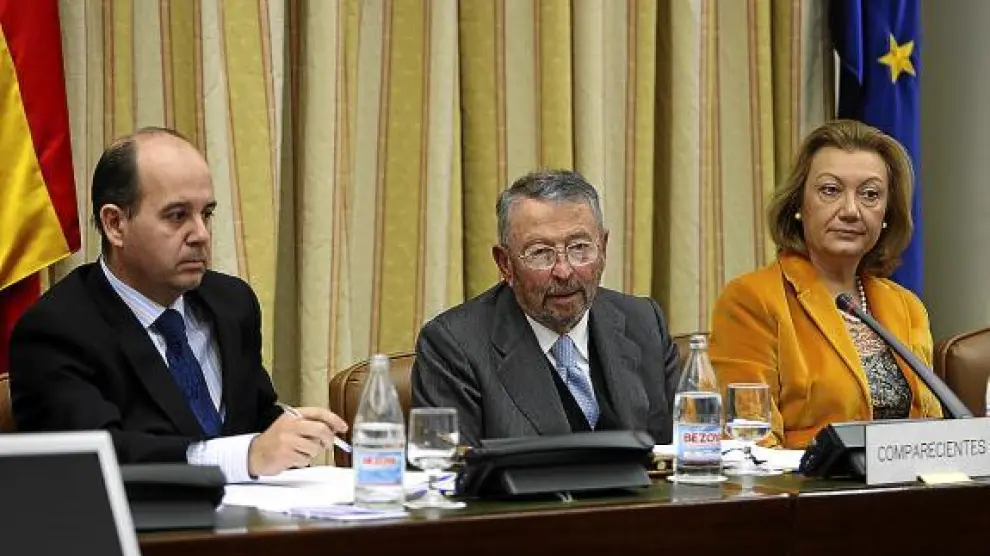 El presidente de RTVE, Alberto Oliart, entre los diputados del PP, Ramón Moreno y Luisa Fernanda Rudi