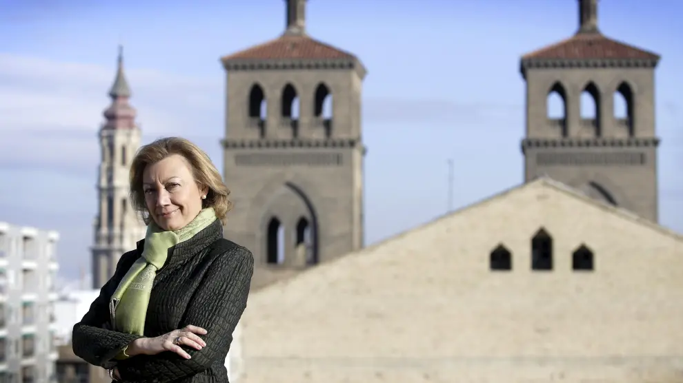 Luisa Fernanda Rudi, entre la torre barroca de La Seo y las neomudéjares del Sagrado Corazón.