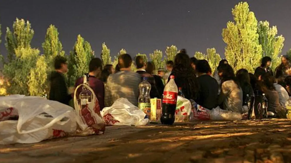 Un grupo de jóvenes bebiendo en el parque del Isuela, uno de los pocos lugares 'permitidos' ahora para hacer botellón en Huesca.