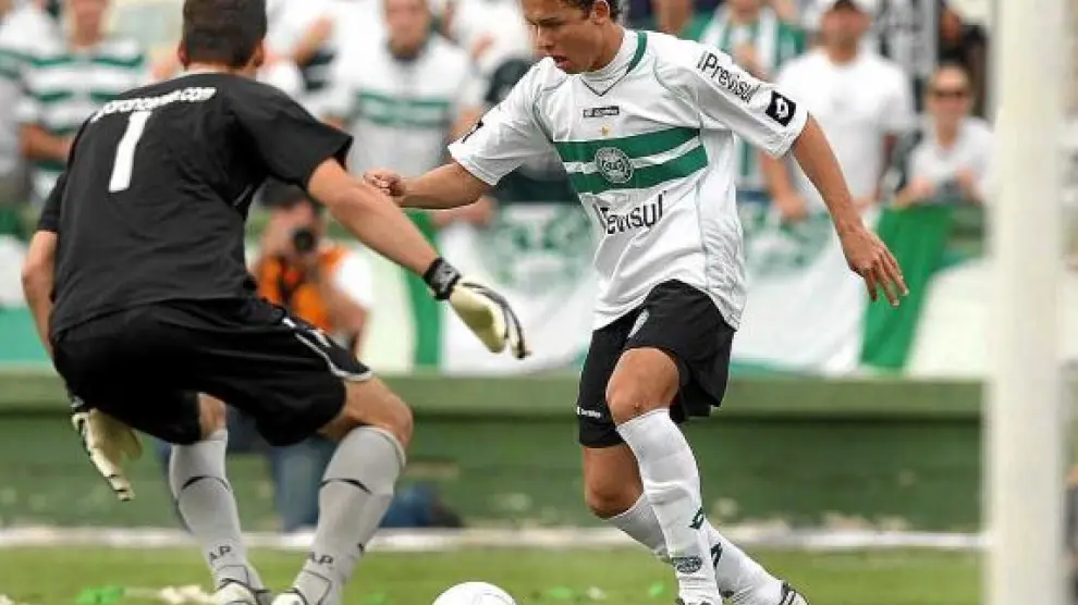 Keirrison, con la camiseta del Curitiba, a punto de marcar un gol ante el portero del Atlético Paranaense