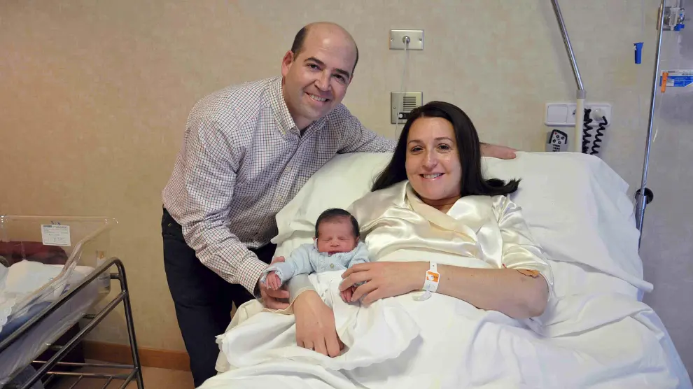Los padres de Alejandro Guerrero posan con el recién nacido