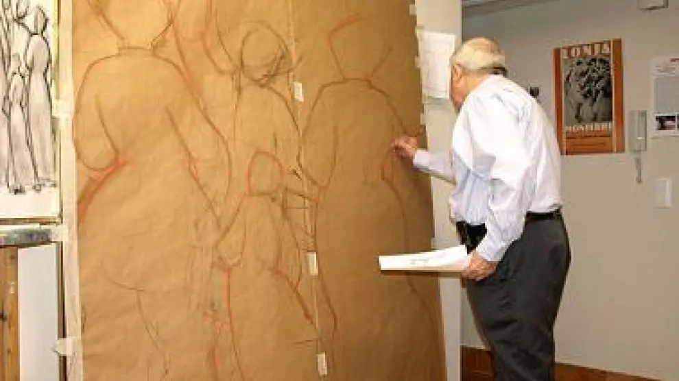 Manuel Monterde mientras dibuja los bosquejos de su mural