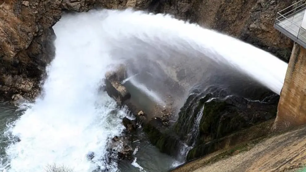 La compuerta del Arquillo deja pasar estos días un enorme cañón de agua