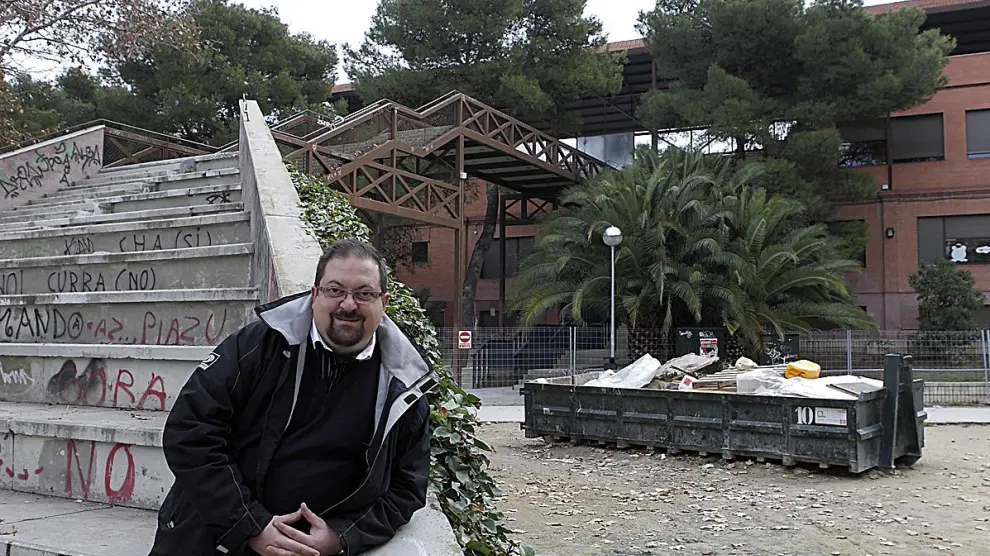 Rafael Tejedor, delante del centro cultural Tío Jorge, todavía cerrado por obras